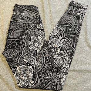 Lululemon Black & White Wunder Under Leggings Size 4